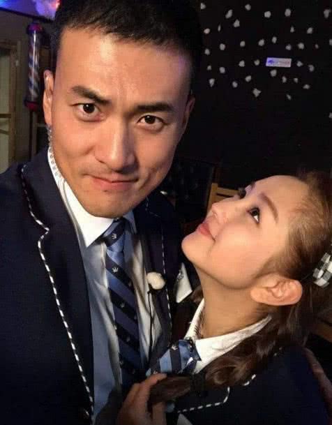双双出轨婚变三年后，女星继任将孩子视如己出，男方却独居夜会四美女