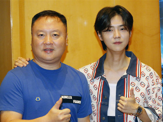 鹿晗深夜现身剧组，搭档吴磊俩人“话不投机半句多”