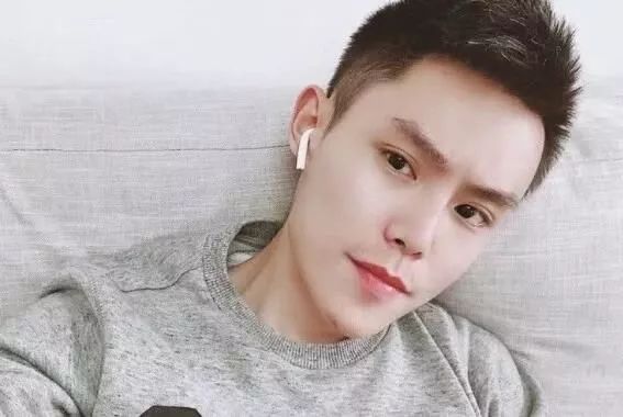 辣眼睛，一个人演一对情侣？圈内明星都来蹭他热度
