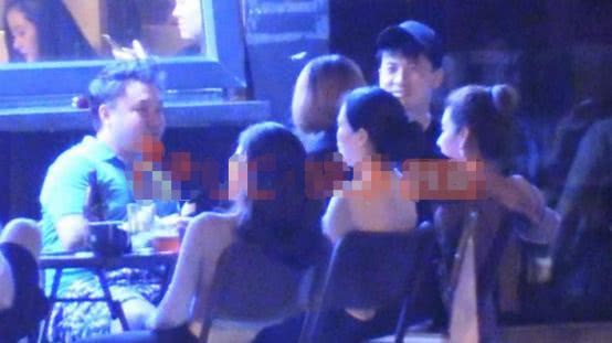 双双出轨婚变三年后，女星继任将孩子视如己出，男方却独居夜会四美女