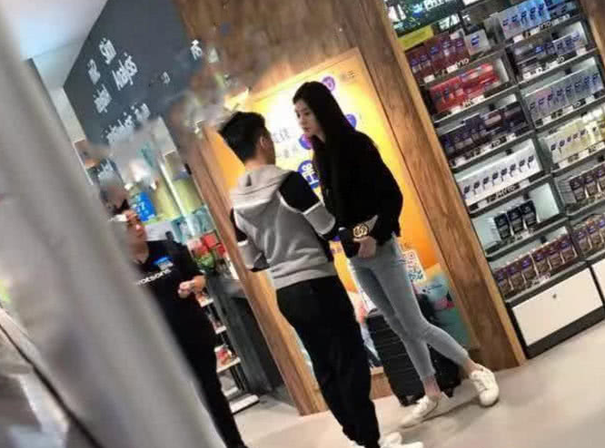 撇下奚梦瑶？何猷君去酒吧玩超嗨，身边美女成群