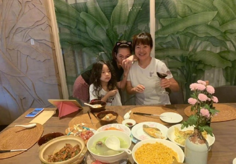 小S和大姐聚餐亲自下厨做美食，自夸：我也太有才