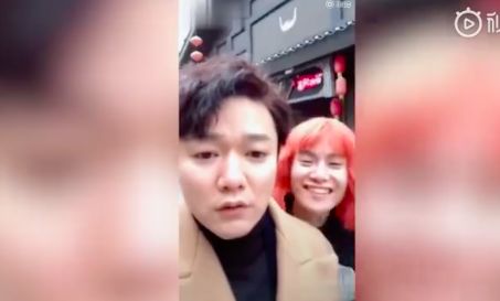 辣眼睛，一个人演一对情侣？圈内明星都来蹭他热度