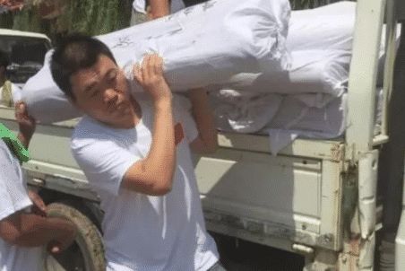 王宝强身家过亿，亲哥卖饼维生：有钱就要帮穷亲戚吗？