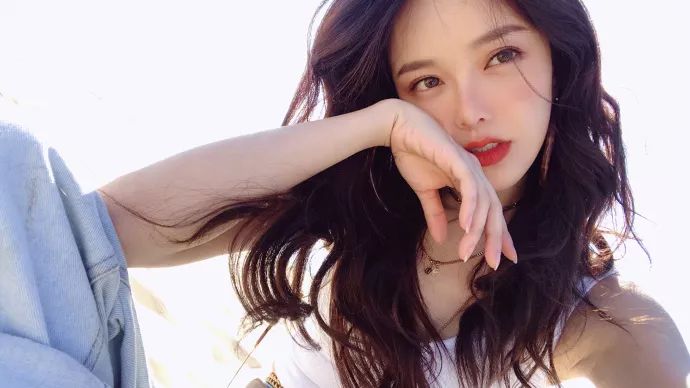当众揩油，摸肚子，拉女伴肩带，他是嫌自己不够糊吗？！