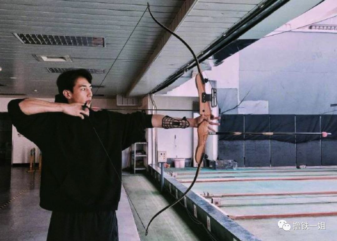 年抛男友萧亚轩找了小自己16岁的大学生！男方被喷借机上位，看完他的背景闭嘴了...