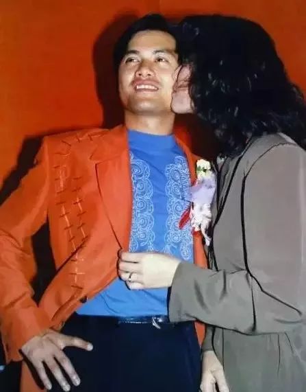 靠富婆捞金数亿，写自传诋毁前妻，这位男星拜金吃相太难看了！
