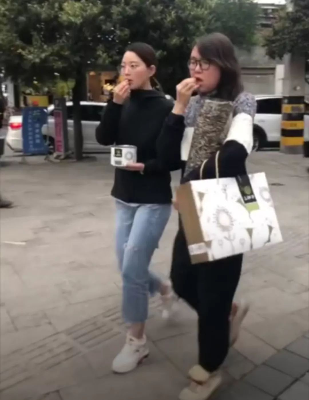 这样也能火？性别成迷，造吃货人设，一场直播万人观看