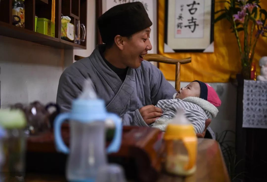 被称“花和尚”，让200多个女人生下孩子，但他活的最男人
