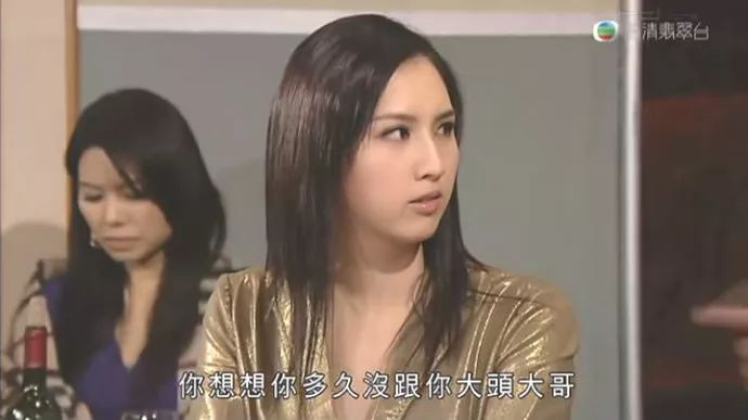 “翻版黎姿”和80岁富商传绯闻，公开索吻后又称是干爹？