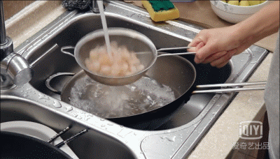 做饭带孩子主动解决婆媳矛盾，这样的24孝好老公她还说只是“标配”？