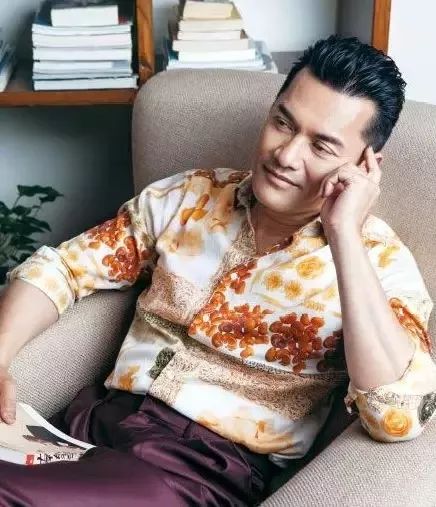 靠富婆捞金数亿，写自传诋毁前妻，这位男星拜金吃相太难看了！