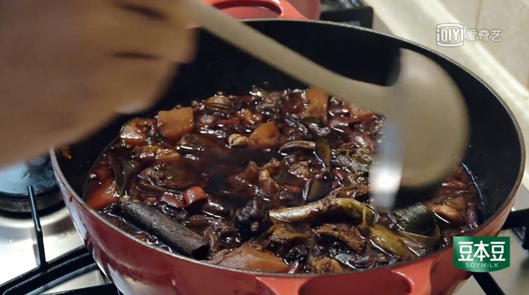 做饭带孩子主动解决婆媳矛盾，这样的24孝好老公她还说只是“标配”？