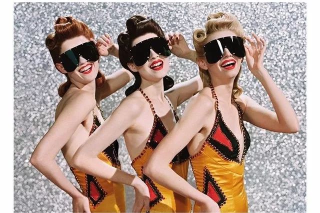 「假装」露胸上衣、内裤外穿，这些“性感美男”穿的越来越少