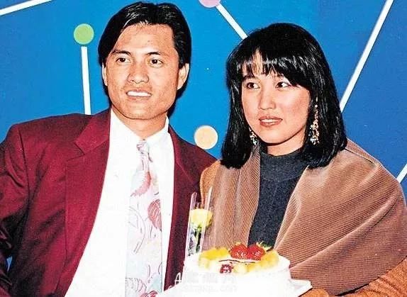 靠富婆捞金数亿，写自传诋毁前妻，这位男星拜金吃相太难看了！