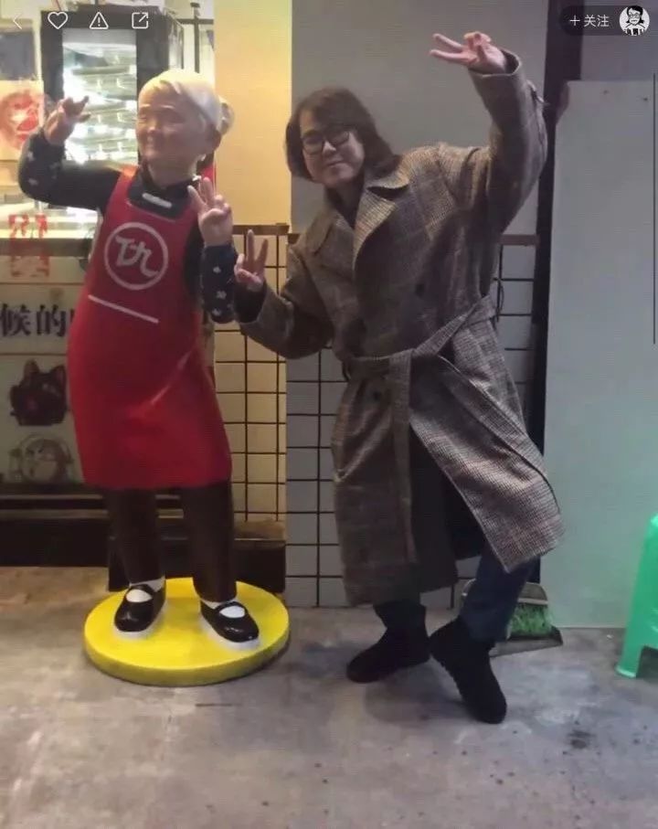 这样也能火？性别成迷，造吃货人设，一场直播万人观看