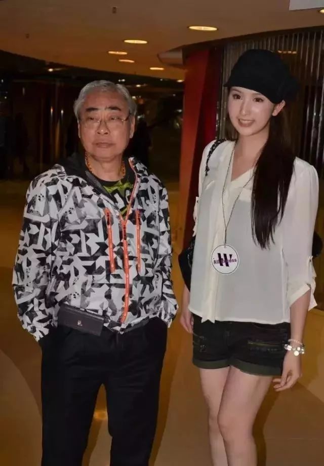“翻版黎姿”和80岁富商传绯闻，公开索吻后又称是干爹？