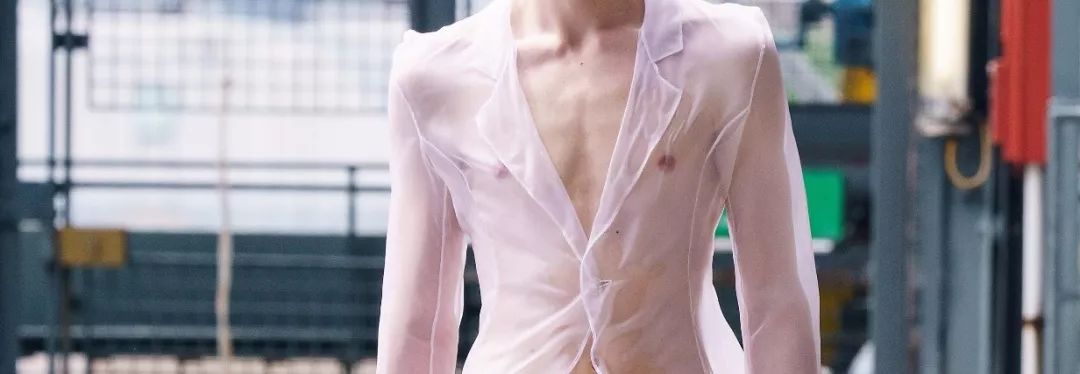 露胸上衣、内裤外穿，这些“性感美男”穿的越来越少