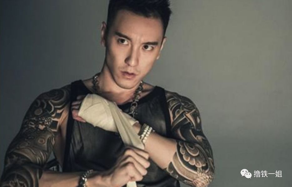 年抛男友萧亚轩找了小自己16岁的大学生！男方被喷借机上位，看完他的背景闭嘴了...