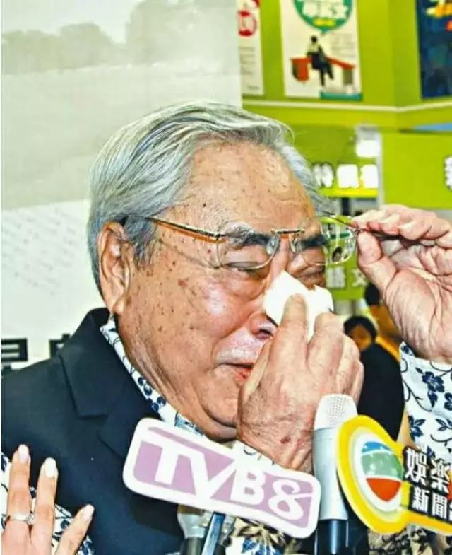 “翻版黎姿”和80岁富商传绯闻，公开索吻后又称是干爹？
