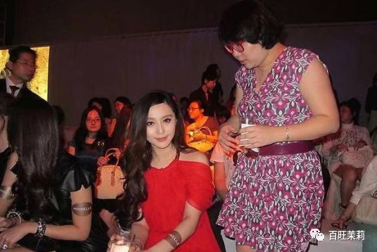 都说明星助理能睡男神，可更多时候是在…提鞋洗内裤睡浴缸啊！