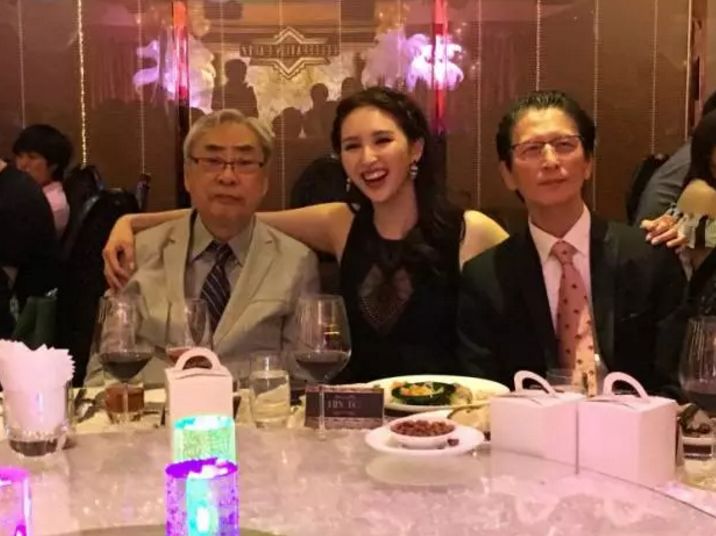 “翻版黎姿”和80岁富商传绯闻，公开索吻后又称是干爹？