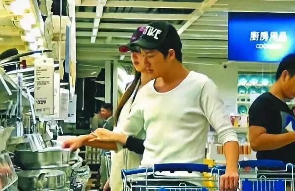 “翻版黎姿”和80岁富商传绯闻，公开索吻后又称是干爹？