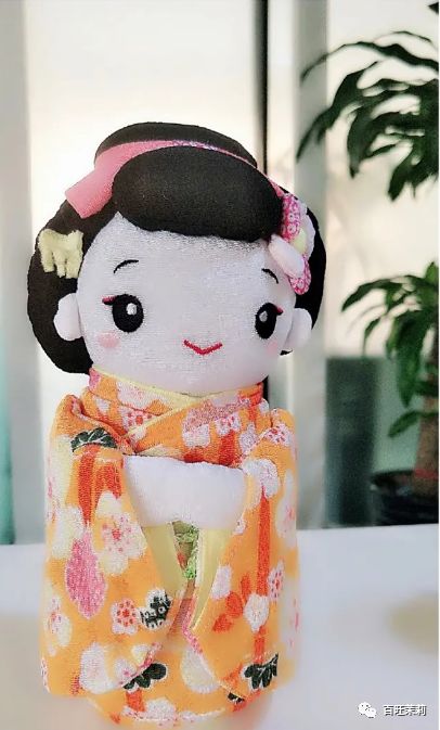 都说明星助理能睡男神，可更多时候是在…提鞋洗内裤睡浴缸啊！