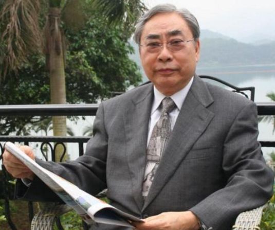 “翻版黎姿”和80岁富商传绯闻，公开索吻后又称是干爹？