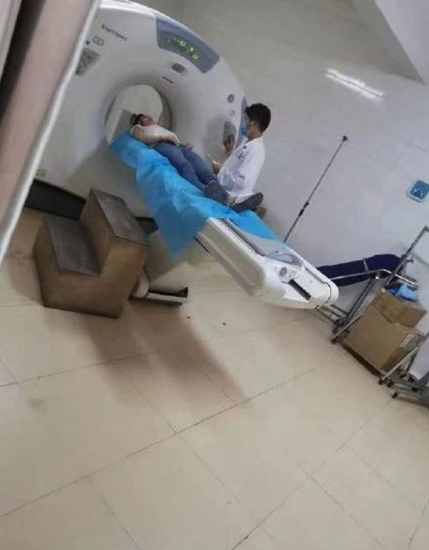 经纪人曝徐冬冬受伤险失明，前男友在同一剧组未陪同看伤