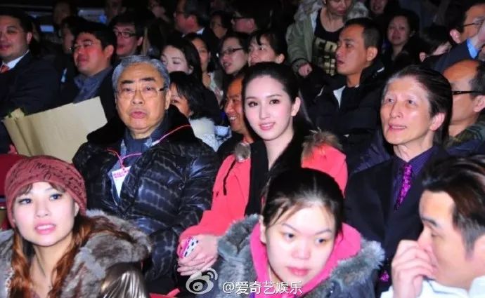 “翻版黎姿”和80岁富商传绯闻，公开索吻后又称是干爹？