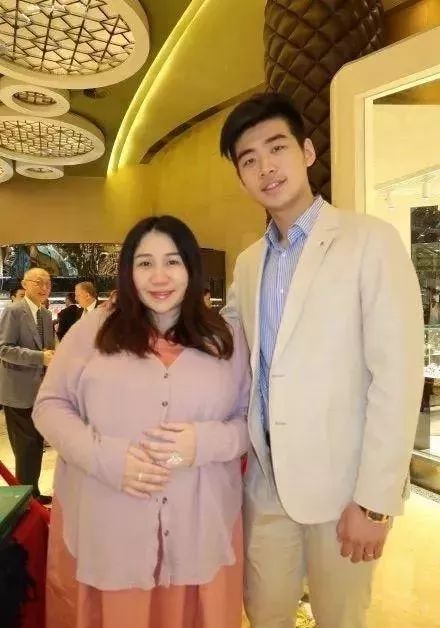 「圈表哥」赌王千金何超盈产女，豪门争产的高潮戏份给了奚梦瑶？