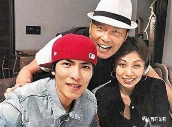 都说明星助理能睡男神，可更多时候是在…提鞋洗内裤睡浴缸啊！