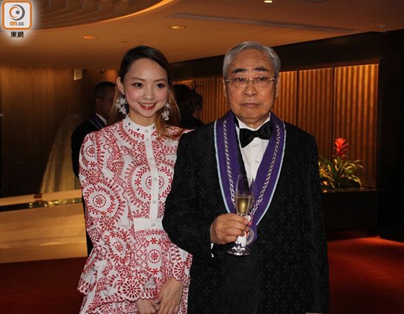 “翻版黎姿”和80岁富商传绯闻，公开索吻后又称是干爹？