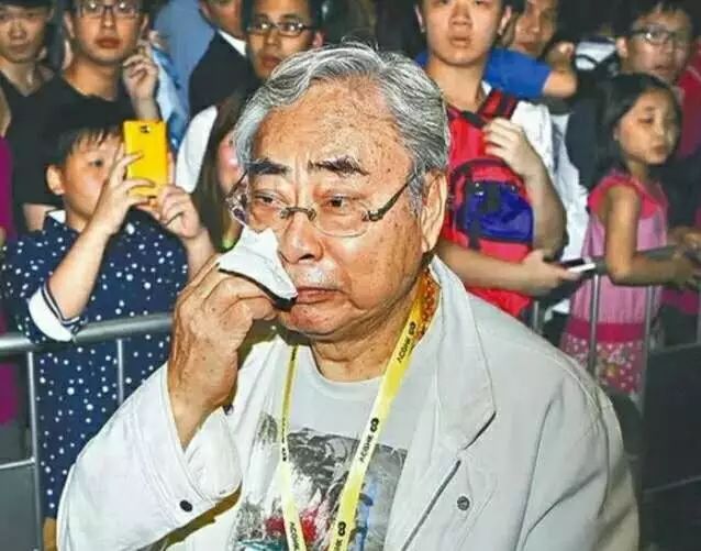 “翻版黎姿”和80岁富商传绯闻，公开索吻后又称是干爹？