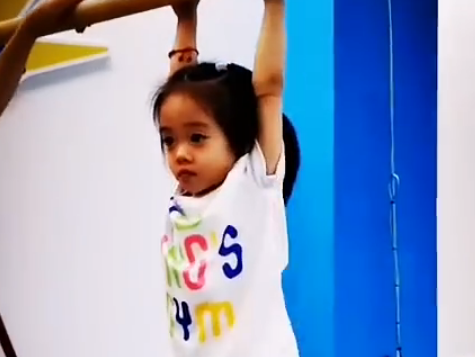 杨阳洋陪2岁妹妹练体操 乐乐双手抓单杠转动身体超萌