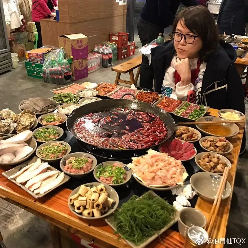 这样也能火？性别成迷，造吃货人设，一场直播万人观看