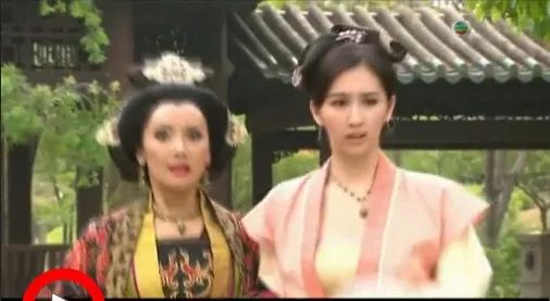 “翻版黎姿”和80岁富商传绯闻，公开索吻后又称是干爹？