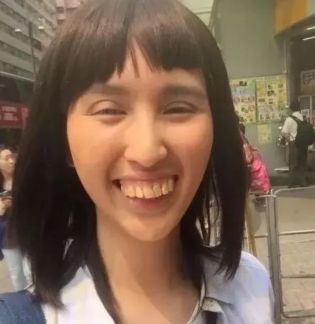 “翻版黎姿”和80岁富商传绯闻，公开索吻后又称是干爹？
