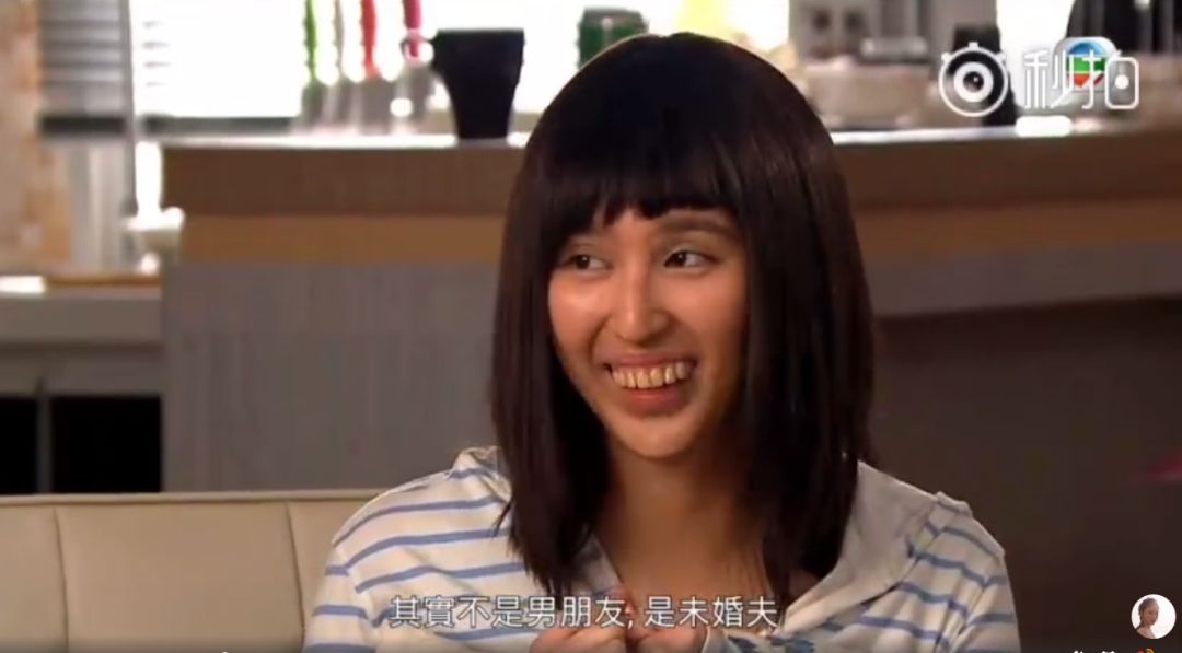“翻版黎姿”和80岁富商传绯闻，公开索吻后又称是干爹？