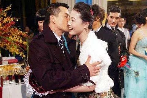 靠富婆捞金数亿，写自传诋毁前妻，这位男星拜金吃相太难看了！