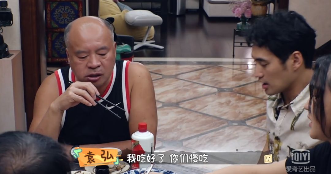 做饭带孩子主动解决婆媳矛盾，这样的24孝好老公她还说只是“标配”？