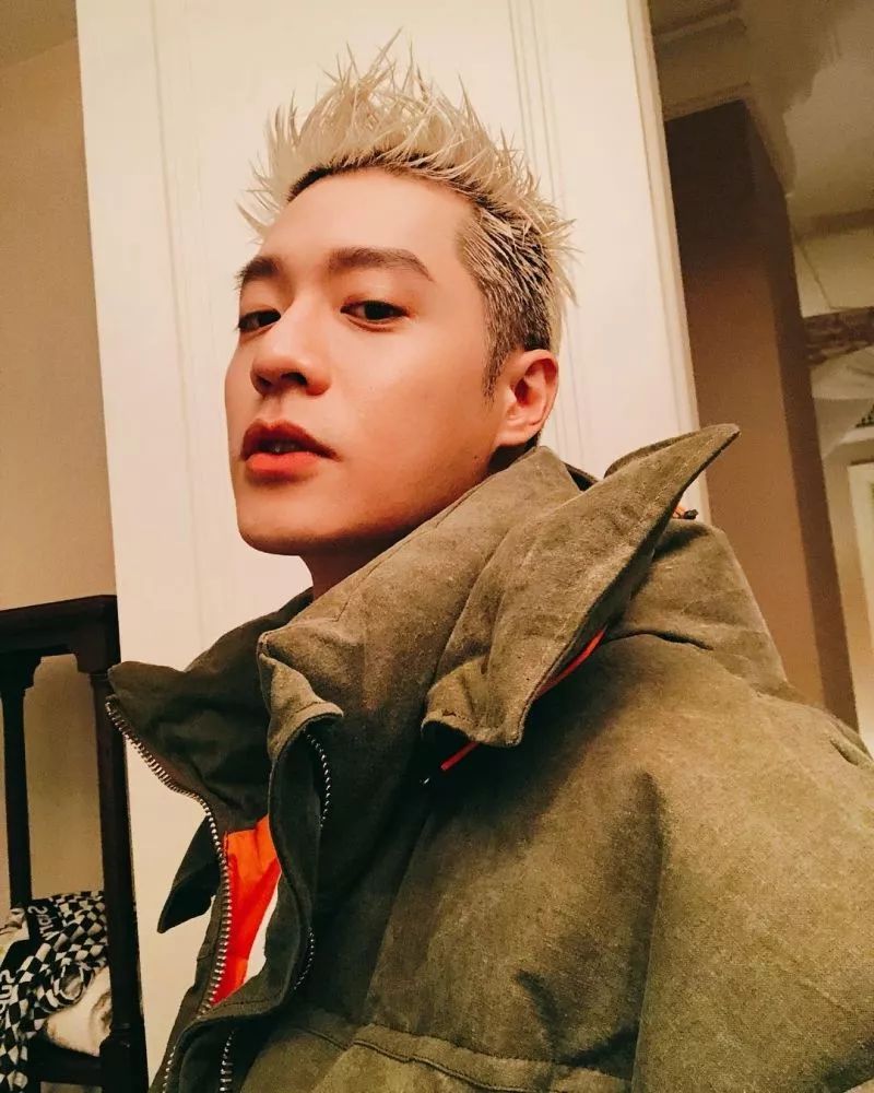 年抛男友萧亚轩找了小自己16岁的大学生！男方被喷借机上位，看完他的背景闭嘴了...