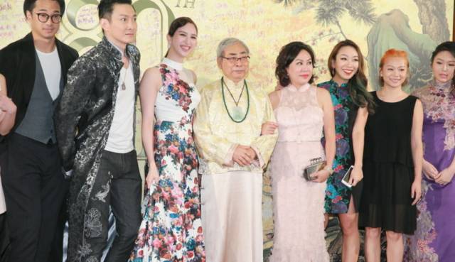 “翻版黎姿”和80岁富商传绯闻，公开索吻后又称是干爹？