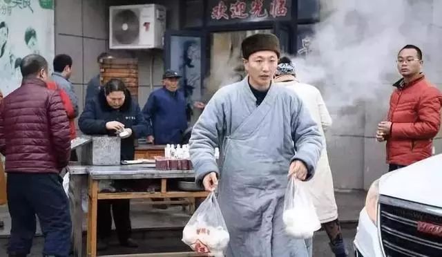 被称“花和尚”，让200多个女人生下孩子，但他活的最男人
