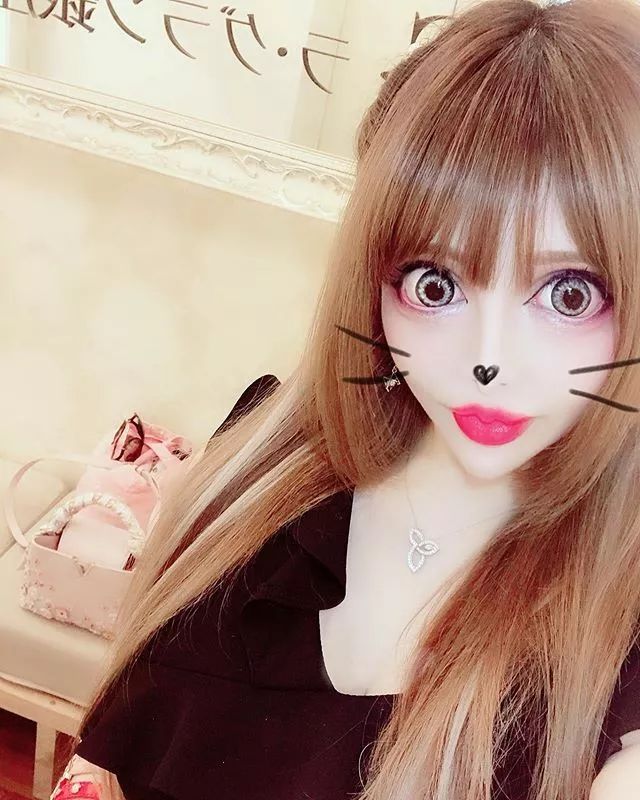 日本女星一心想成为法国洋娃娃，狂砸2亿日元整容超过100次...