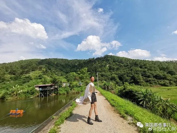 身穿垃圾袋的中国乡村超模震惊歪果网友：他必须火！