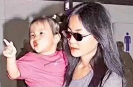 【GirlDaily】杨幂被骂不带娃，刘恺威是好爸爸：是否为生活丢盔弃甲，才配当妈？