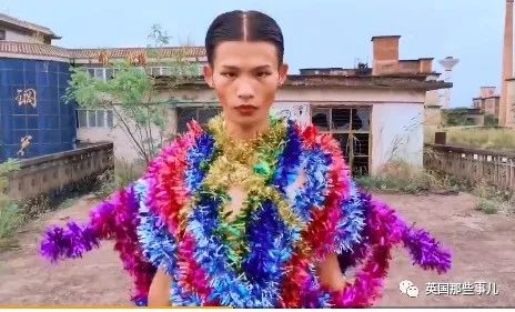 身穿垃圾袋的中国乡村超模震惊歪果网友：他必须火！