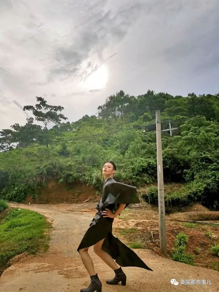身穿垃圾袋的中国乡村超模震惊歪果网友：他必须火！